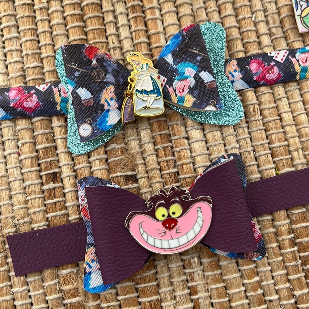 🩵✨🍄 Disney pin Alice in wonderland Cheshire Cat bow topper for your bag